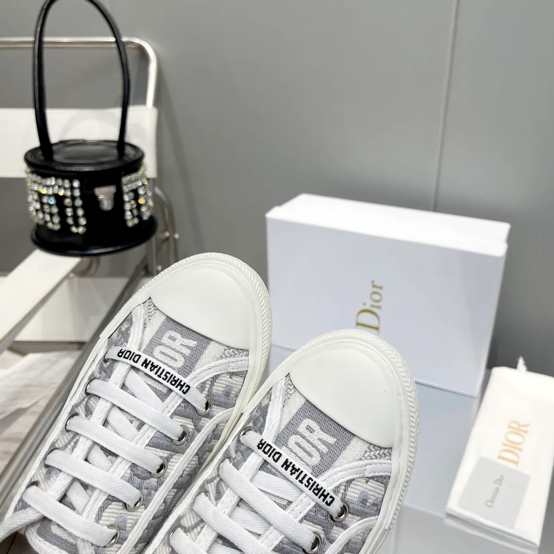 👟👟Ex-factory price 480👟👟 After half a year of repeated debugging♻️Taikoo Hui original purchased, upgraded and shipped ♻️DIOR embroidered sneakers series Double-sided three-dimensional embroidery of pure cotton silk, ♻️True to the original 1🆚1 shipment, from hardware, shoelaces, outsole, 👟👟factory price U mid-pad... The upper fabric is double-sided pure cotton silk three-dimensional electric embroidery ♻️▪️Foot pads: imported cowhide of the same color, comfortable to the feet ▪️My last version is exactly the same as Z👟👟factory price, welcome to compare with three companies I have 36 most complete colors, code number: 35-40